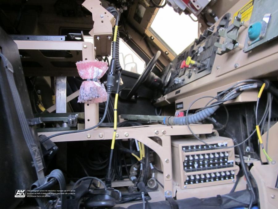 Детали интерьера Oshkosh M-ATV 2009 года  (фото 397 из 676)